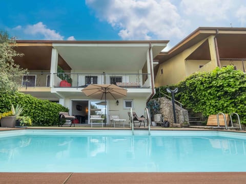 Privater Pool und herrlicher Seeblick