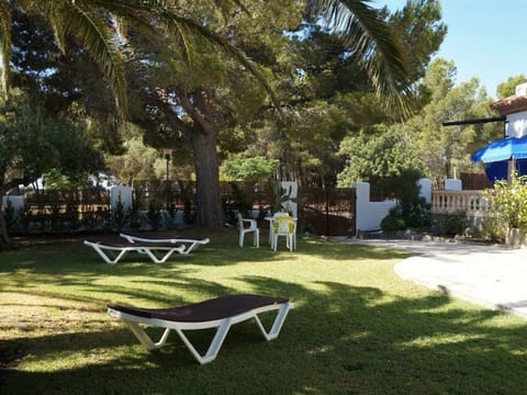 Villa mit einem Nebengebäude auf weitläufigem Garten in Strandnähe