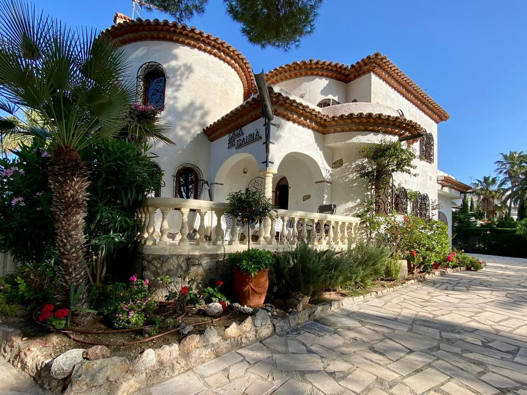 Villa mit einem Nebengebäude auf weitläufigem Garten in Strandnähe
