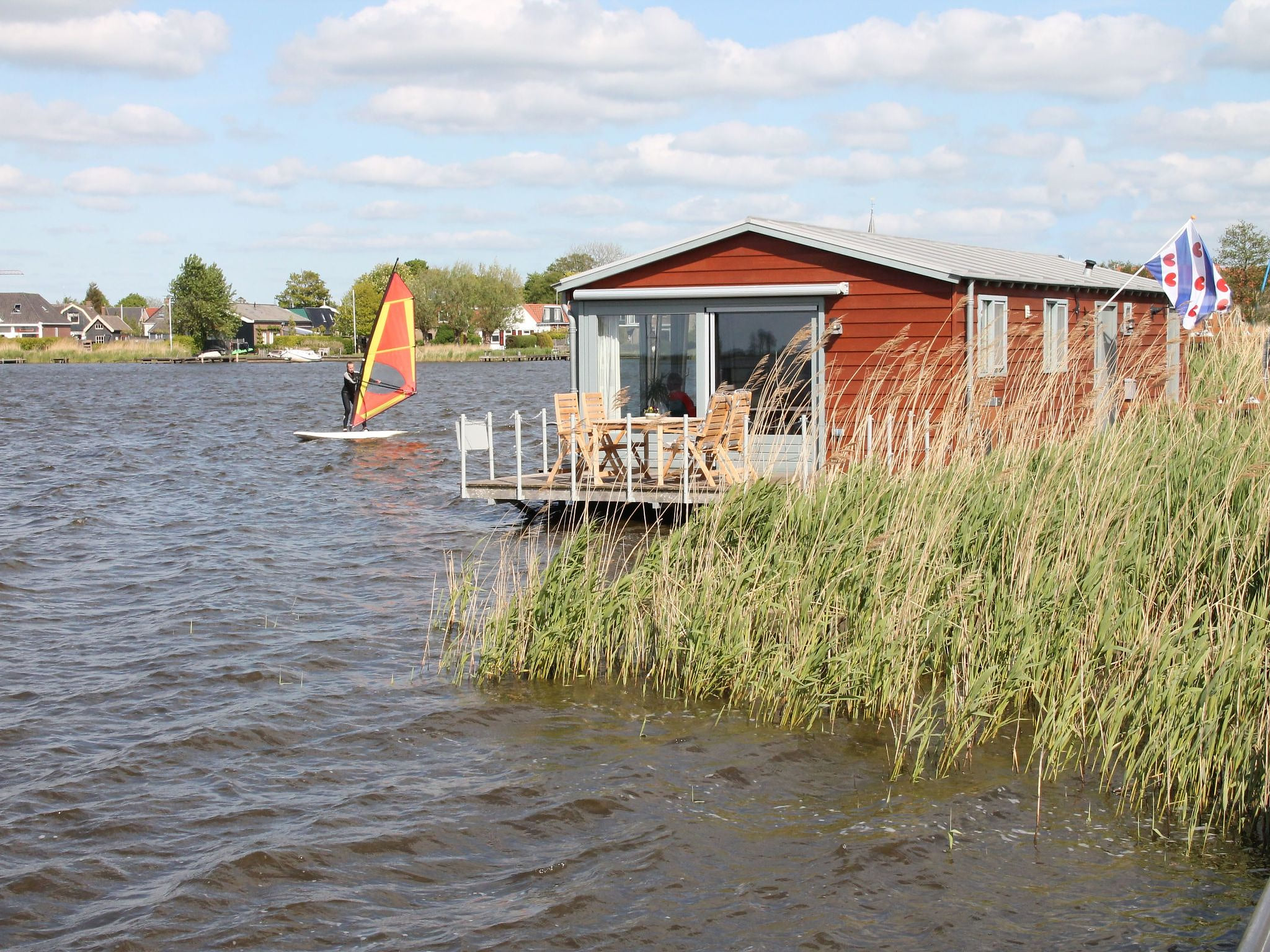 Boot "De Frijheit" mit Blick auf das Wasser