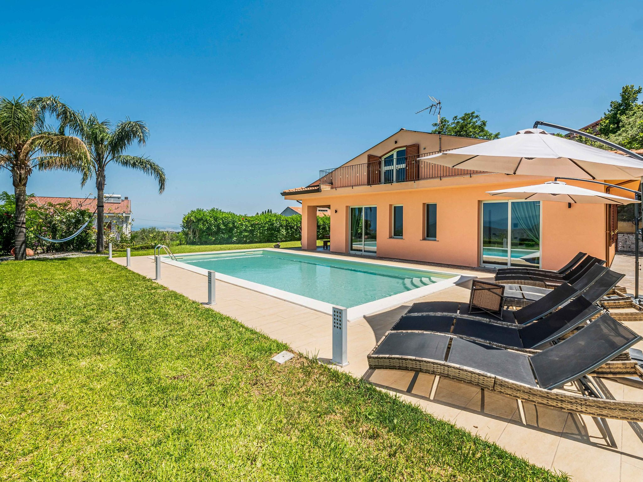 Berghütte "Villa Malú" mit Blick auf das Wasser