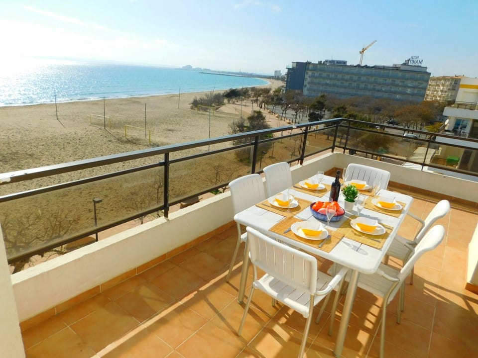 mit großer Terrasse und Parkplatz in Salatar, Roses - Roses