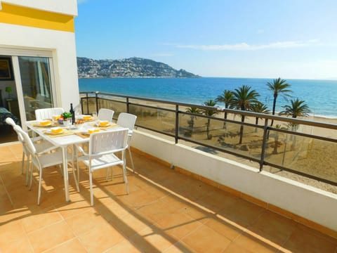 mit großer Terrasse und Parkplatz in Salatar, Roses