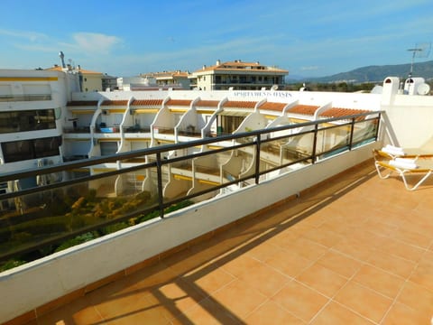 mit großer Terrasse und Parkplatz in Salatar, Roses
