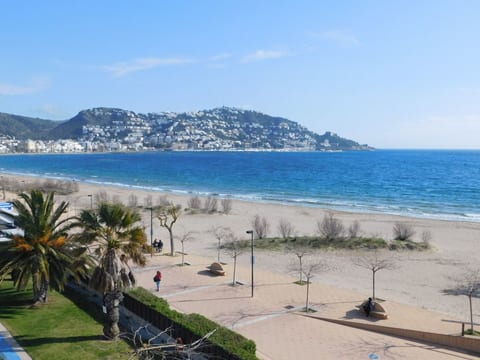 mit großer Terrasse und Parkplatz in Salatar, Roses