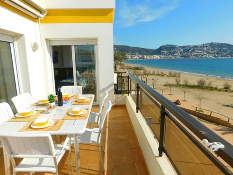mit großer Terrasse und Parkplatz in Salatar, Roses