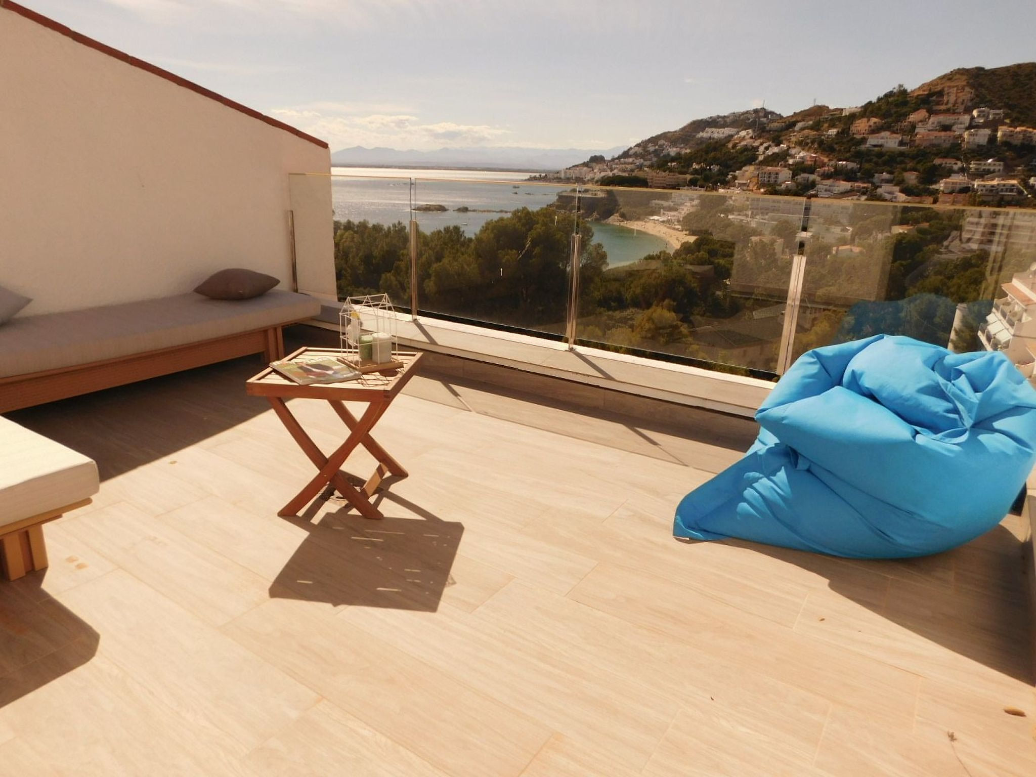 Renoviertes Ferienhaus in Roses mit Terrasse