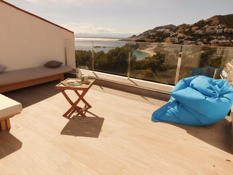 Renoviertes Ferienhaus in Roses mit Terrasse
