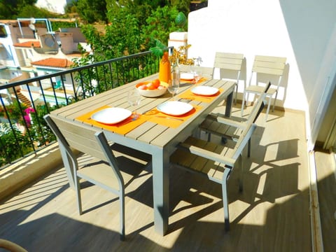 Renoviertes Ferienhaus in Roses mit Terrasse