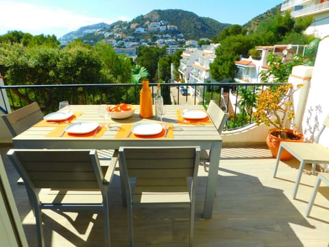 Renoviertes Ferienhaus in Roses mit Terrasse