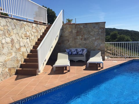 Gemütliches Ferienhaus mit Pool und Meerblick