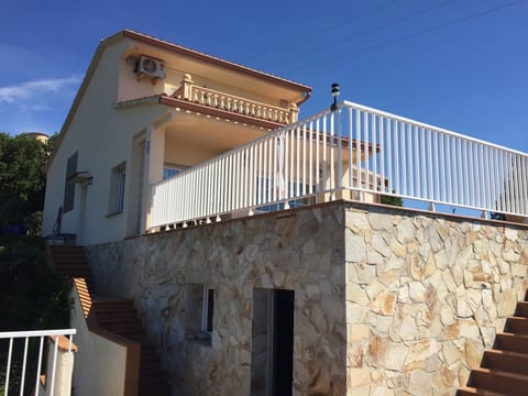 Gemütliches Ferienhaus mit Pool und Meerblick