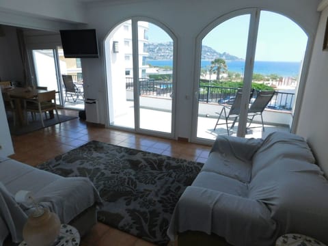 Piso de vacaciones de 2 habitaciones, con amplia terraza y parking en Salatar,