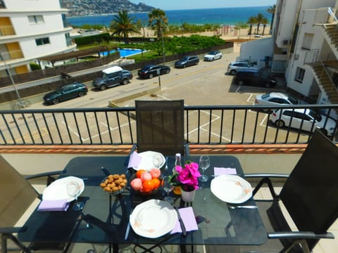 Piso de vacaciones de 2 habitaciones, con amplia terraza y parking en Salatar,