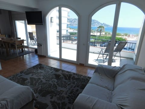 Piso de vacaciones de 2 habitaciones, con amplia terraza y parking en Salatar,