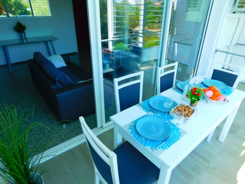 mit Terrasse