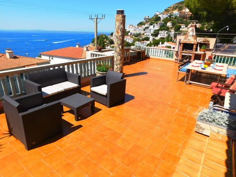 Wunderschönes Ferienhaus in Roses mit Großer Terrasse