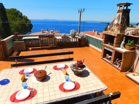 Wunderschönes Ferienhaus in Roses mit Großer Terrasse