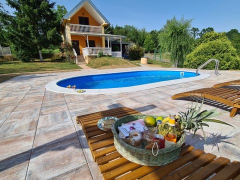 Hütte mit Garten, Grill und Terrasse