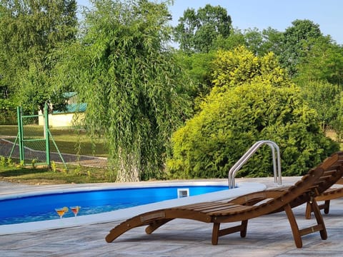 Hütte mit Garten, Grill und Terrasse