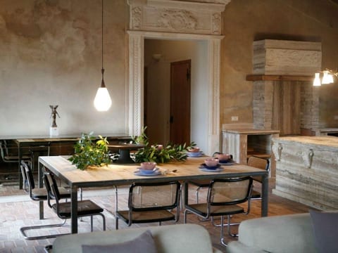 "Villa V Volterra"