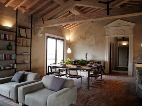 "Villa V Volterra"