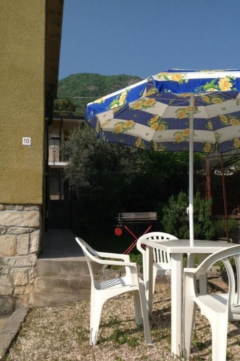 in Salò mit Grill, Terrasse und Garten