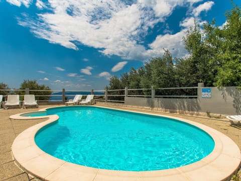 Ozzi mit privatem Pool