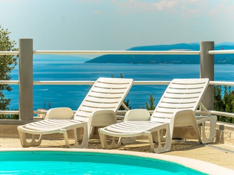 Ozzi mit privatem Pool