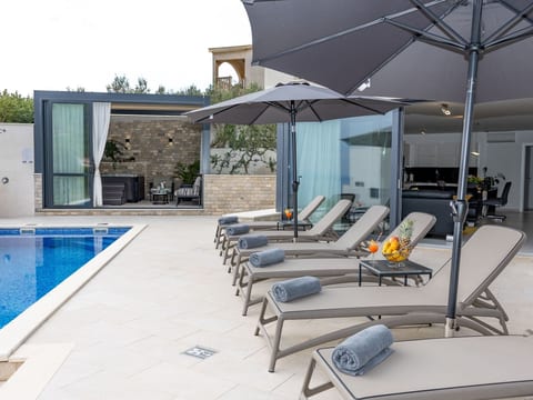 Villa Oscar mit Pool