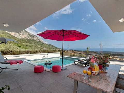 Villa mit beheiztem Pool und fünf Schlafzimmer