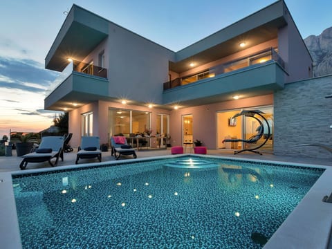 Villa mit beheiztem Pool und fünf Schlafzimmer