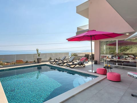 Villa mit beheiztem Pool und fünf Schlafzimmer