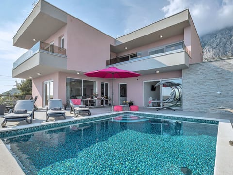 Villa mit beheiztem Pool und fünf Schlafzimmer