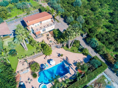 für 10 Personen in Fiuefreddo di Sicilia, Sizilien (Ostküste von Sizilien)
