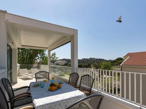Penthouse Nikolina-50m to beach