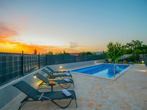 Villa "Mile" mit beheiztem Pool, Grill und Terrasse