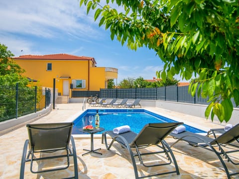 Villa "Mile" mit beheiztem Pool, Grill und Terrasse