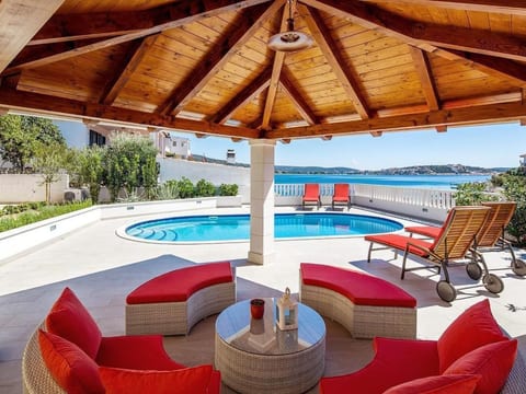 Luxuriöses Ferienhaus mit Pool direkt am Meer