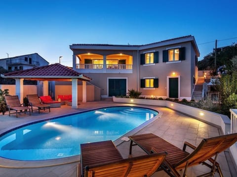 Luxuriöses Ferienhaus mit Pool direkt am Meer