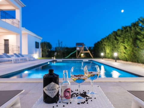 Haus für 9 Personen und 1 Kind in Gornje Rastane