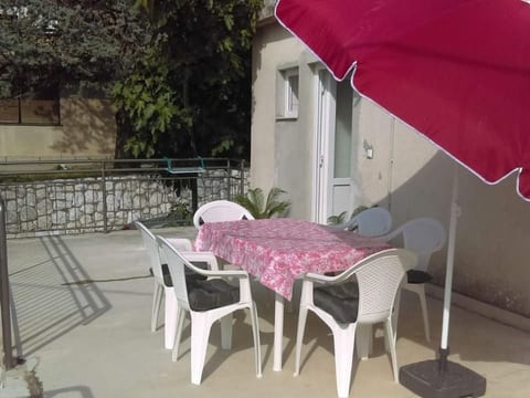 Gemütliches Appartement in Crikvenica mit Terrasse und Stadtblick und Nah am St