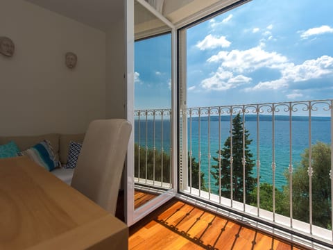 für vier Personen mit Balkon