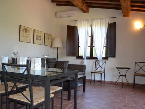 Superior Drei-Zimmer-Wohnung mit Garten und Pavillon