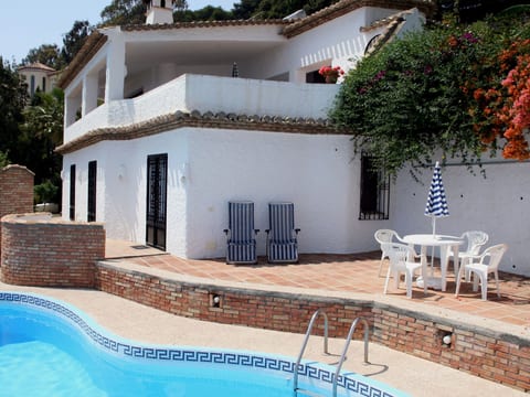 Villa mit außergewöhnlicher Aussicht und beheiztem Pool