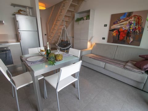 Terrazza a Lago - Dreizimmerwohnung mit Terrasse und Schwimmbad
