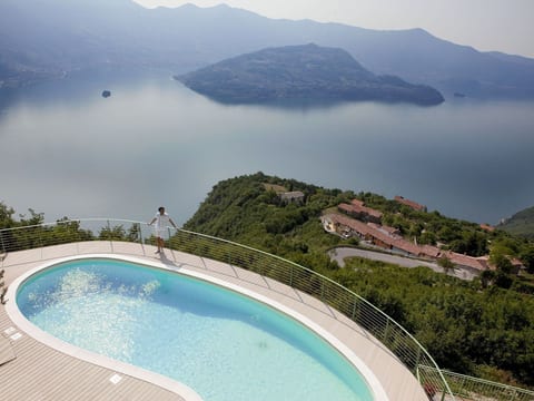Mantegna - garten mit seeblick und schwimmbad