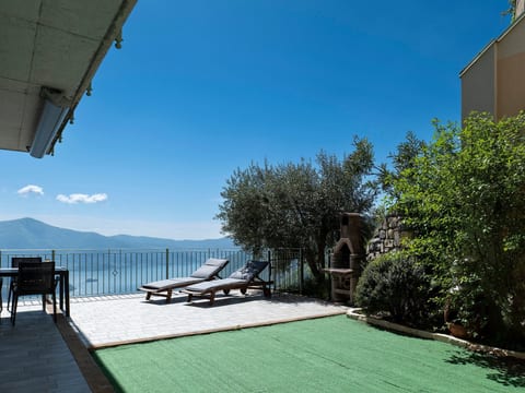 Mantegna - garten mit seeblick und schwimmbad