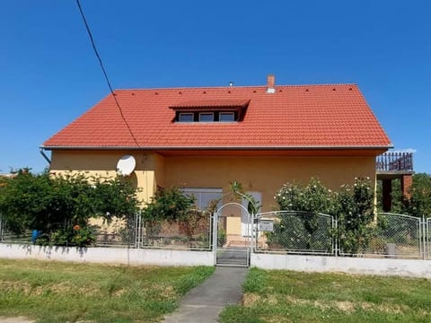Schönes Ferienhaus mit sehr großem Pool