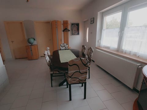 Schönes Ferienhaus mit sehr großem Pool